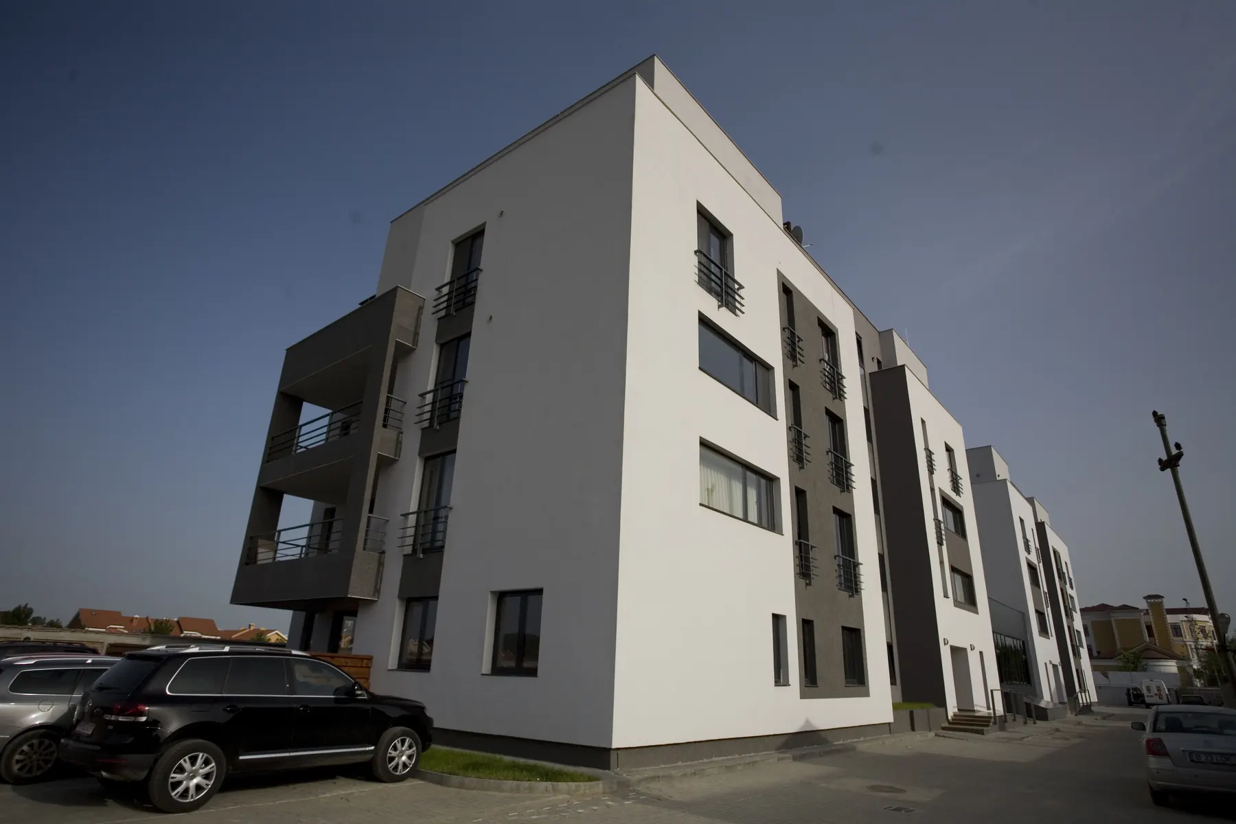 B28 – Ansamblu 28 apartamente, club, piscină