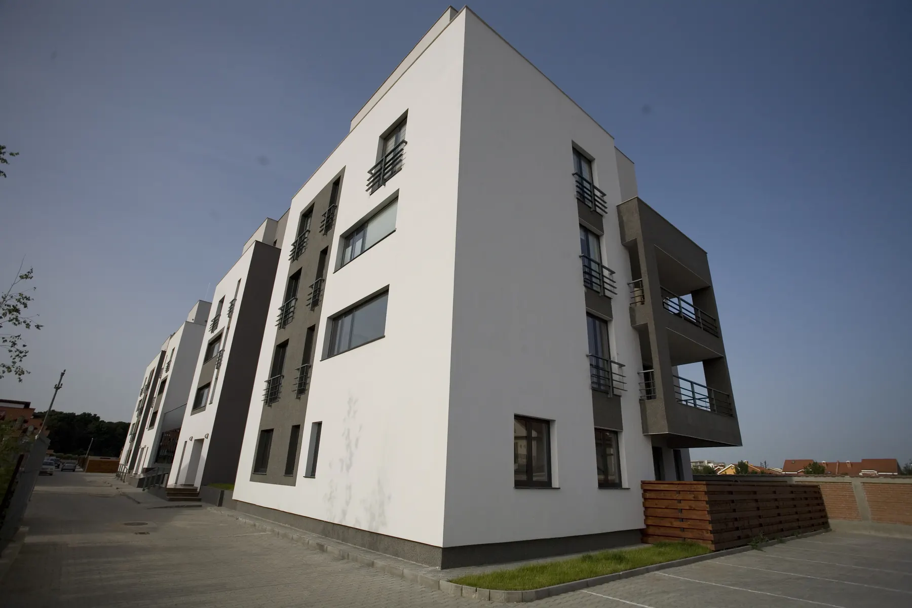B28 – Ansamblu 28 apartamente, club, piscină