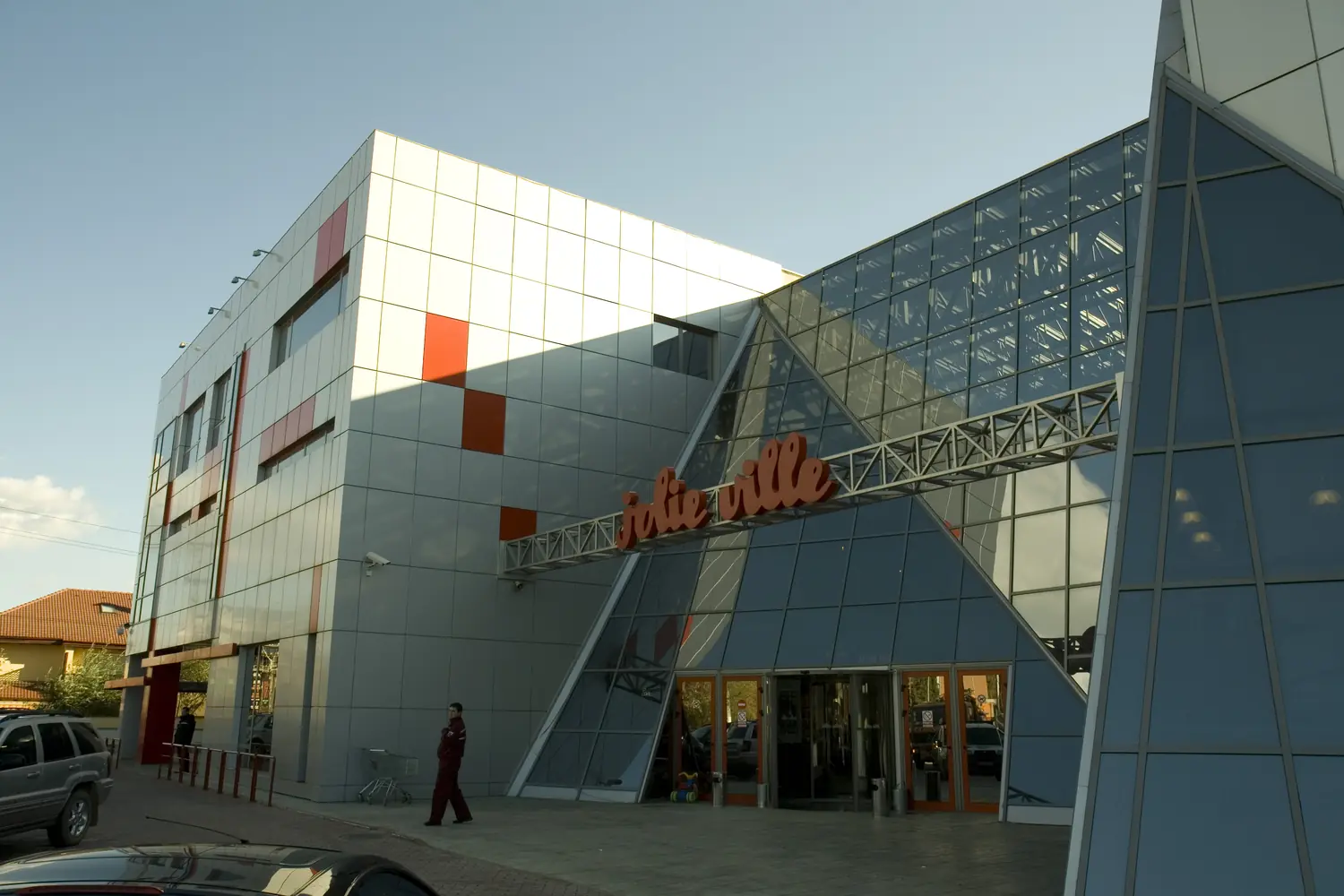 Galeria comercială Jolie Ville, intrarea cu piramidă de sticlă